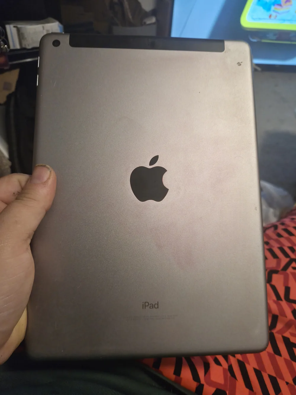 2018 Apple iPad 6th Generation Wi-Fi + Cellular, 9.7-inch For Parts Only